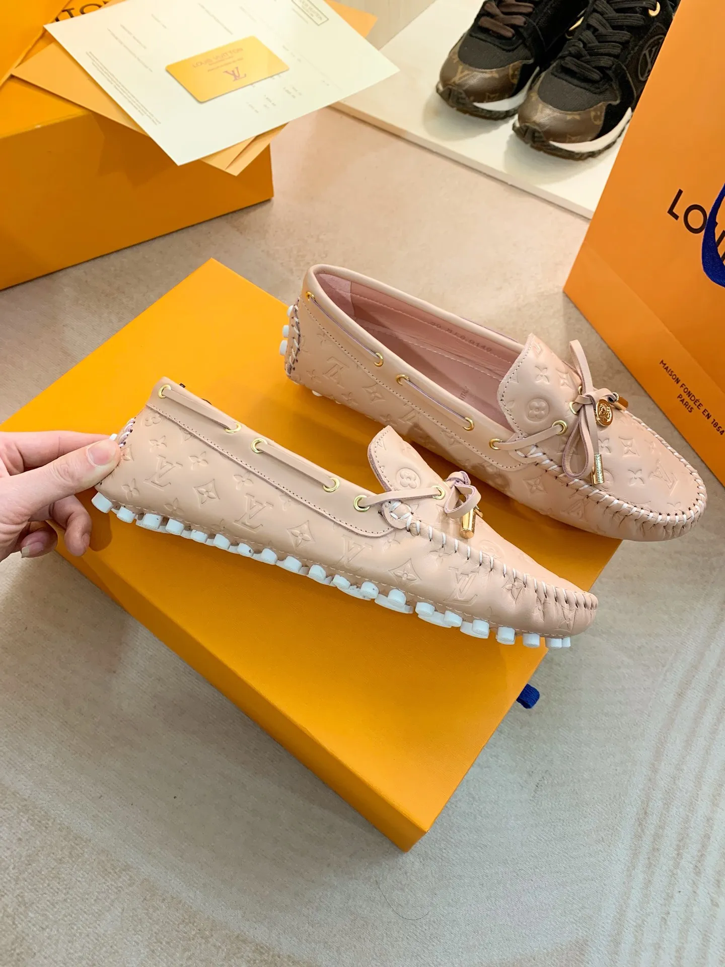 p460💰Couple model❤️🇫🇷 𝙇𝙤𝙪𝙞𝙨 𝙑𝙪𝙞𝙩𝙩𝙤𝙣 🇫🇷Louis Vuitton 2023 Classic𝓛𝓿 𝓣𝓻𝓪𝓲𝓷𝓮𝓻 Sports Series ➪➪➪¯ [Arizona Doudou Shoes Series] ▪️▪️▪️Arizona slip-on shoes are made of Monogram Eclipse canvas. Its hand-painted and dyed edges and hand-sewn uppers fully demonstrate Louis Vuitton's traditional shoemaking craftsmanship. This slip-on shoe is very lightweight. The integrated tongue and upper make it particularly comfortable and flexible. The soft outsole is equipped with rubber padding. Decorated with matching sash. Detailed features: ☑️Monogram Eclipse canvas ☑️Black Eclipse pattern ☑️Hand-painted shoe edges ☑️Hand-sewn uppers (each pair takes time to process) ☑️Integrated tongue and upper construction ☑️Outsole equipped with rubber lining ☑️size: 35_46